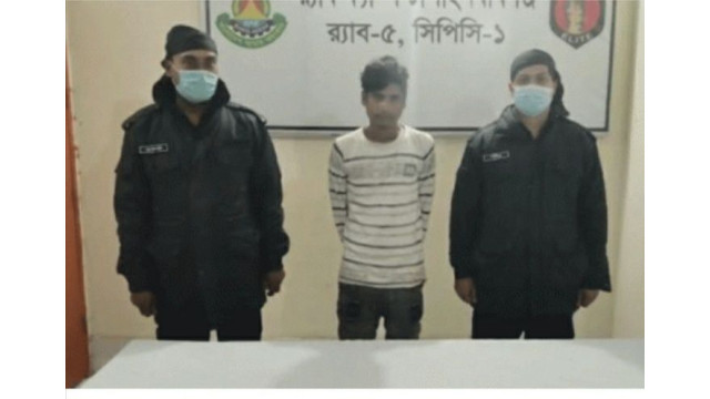 শিবগঞ্জে ডিবি পুলিশ পরিচয়ে চাঁদাবাজির সময় প্রতারক আটক