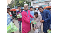 দ্বিতীয় দিনেও রিক্সা চালক,অসহায় রোজাদারদের  মাঝে ইফতার নিয়ে ডা. রাব্বানী ও সেলিনা বিশ্বাস