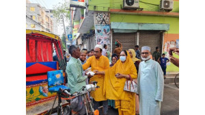 তৃতীয় দিনেও মানবতার তরে ফাউন্ডেশনের মাধ্যমে  ইফতার দিলেন  ডা. রাব্বানী ও সেলিনা বিশ্বাস