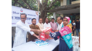 পিছিয়ে পড়া স্কাউটস সদস্যদের পরিবারকে সেলাইমেশিন প্রদান 