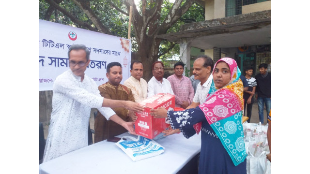 পিছিয়ে পড়া স্কাউটস সদস্যদের পরিবারকে সেলাইমেশিন প্রদান 