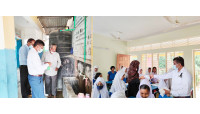 বালিয়াডাঙ্গা-২ সরকারি প্রাথমিক  বিদ্যালয় পরিদর্শন জেলা প্রশাসকের মাস্ক সাবান  ও নেইলকার্টার বিতরণ