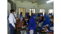 সদর ও শিবগঞ্জে  বিদ্যালয় পরিদর্শন জেলা প্রশাসকের মাস্ক সাবান ও নেইলকার্টার বিতরণ