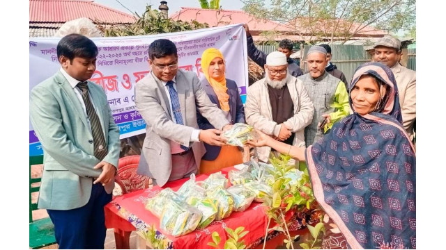 গোমস্তাপুরের আশ্রয়ণ প্রকল্পের  উপকারভোগীদের মধ্যে  সুবাতাস বইছে - জেলা প্রশাসক একেএম গালিভ খাঁন 