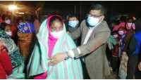 চাঁপাইনবাবগঞ্জে হরিজন পল্লীতে কম্বল বিতরণ করলেন জেলা প্রশাসক এ কে এম গালিভ খান