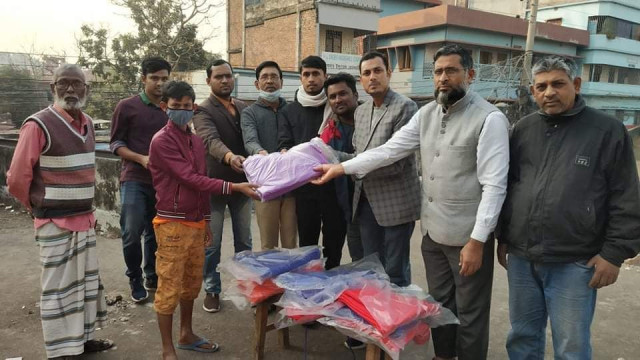 যুবলীগ নেতা লেনিন প্রামানিক এর উদ্যোগে শীতবস্ত্র বিতরণ