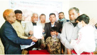 চাঁপাইনবাবগঞ্জে ট্রেন দুর্ঘটনায় নিহত ৩ পরিবারকে এরফান গ্রুপের আর্থিক সহায়তা