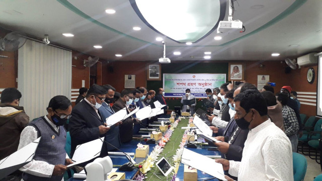 শপথ নিলেন চাঁপাইনবাবগঞ্জ সদর, নাচোল ও ভোলাহাট উপজেলার নির্বাচিত ইউপি চেয়ারম্যান