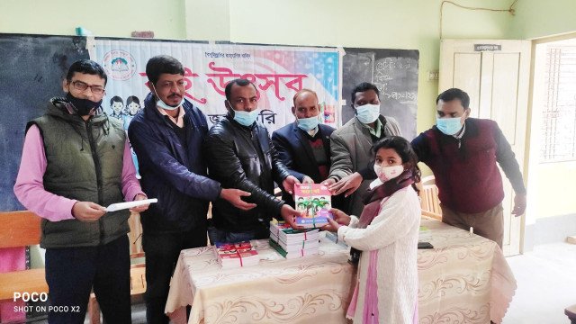 বছরের প্রথম দিনে চরমোহনপুর সরকারি প্রাথমিক বিদ্যালয়ে শিক্ষার্থীদের মাঝে বই বিতরণ 