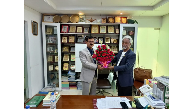 বিদায়ী জেলা প্রশাসক মঞ্জুরুল হাফিজকে এরফান আলীর শুভেচ্ছা 