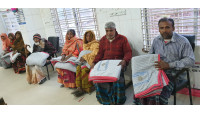 চাঁপাইনবাবগঞ্জে সোনালী ব্যাংক লি. গোমস্তাপুর শাখায় শীতবস্ত্র বিতরণ