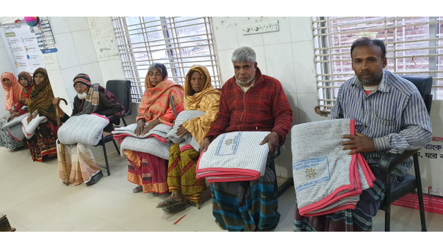 চাঁপাইনবাবগঞ্জে সোনালী ব্যাংক লি. গোমস্তাপুর শাখায় শীতবস্ত্র বিতরণ