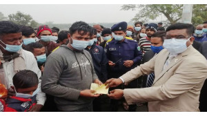   ট্রেন দুর্ঘটনায় নিহতদের পরিবারকে জেলা প্রশাসকের আর্থিক সহায়তা  