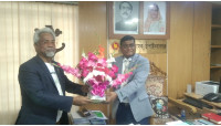 জেলা প্রশাসক এ কে এম গালিব খানকে এরফান আলীর ফুলেল শুভেচ্ছা 