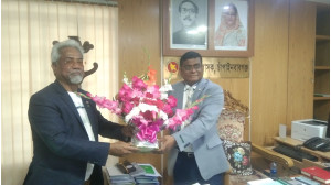 জেলা প্রশাসক এ কে এম গালিব খানকে এরফান আলীর ফুলেল শুভেচ্ছা 