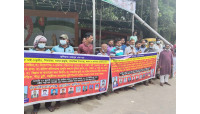 চাঁপাইনবাবগঞ্জে বিভিন্ন দাবিতে হোটেল শ্রমিকদের মানববন্ধন
