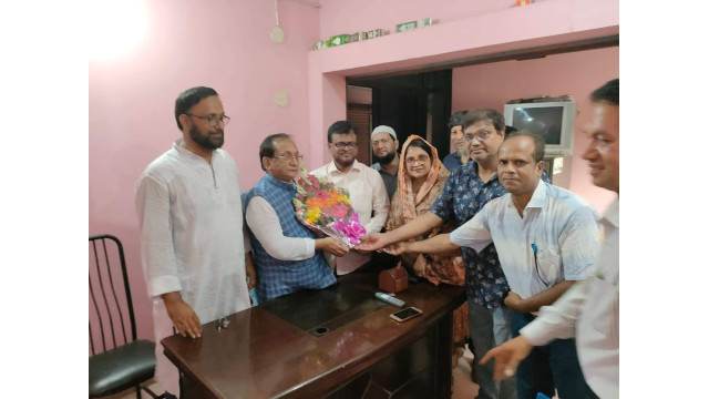 অন্ধ কল্যাণ সমিতির সভাপতি হওয়ায়  আব্দুল ওদুদ  কে ফুলেল শুভেচ্ছা কলেজ শিক্ষক সমাজের 