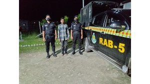 অস্ত্র ও ককটেলসহ ১৩ মামলার অভিযুক্তকে গ্রেপ্তার করেছে র‌্যাব
