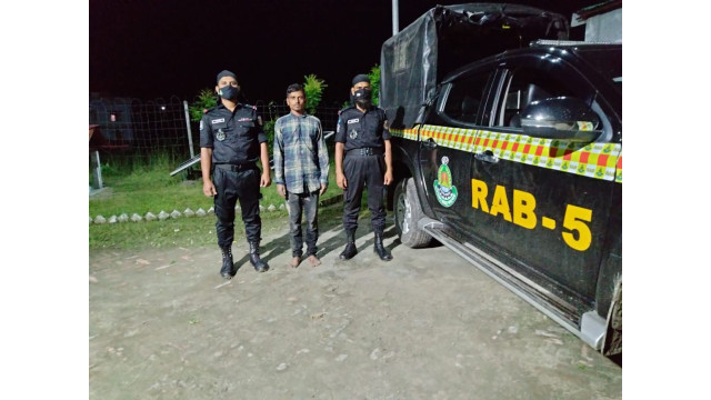 অস্ত্র ও ককটেলসহ ১৩ মামলার অভিযুক্তকে গ্রেপ্তার করেছে র‌্যাব