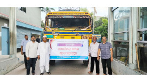 সুনামগঞ্জ ও সিলেটের   বন্যাদুর্গত মানুষকে খাদ্য সামগ্রী দিল চাঁপাইনবাবগঞ্জ জেলা চাউলকল মালিক গ্রুপ 