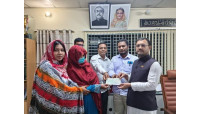 চাঁপাইনবাবগঞ্জে রেল দুর্ঘটনায় নিহত দুই পরিবারকে ৪০ হাজার টাকার চেক প্রদান