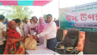 চাঁপাইনবাবগঞ্জের বাবুডাইংয়ে ঈদ উপহার বিতরণ