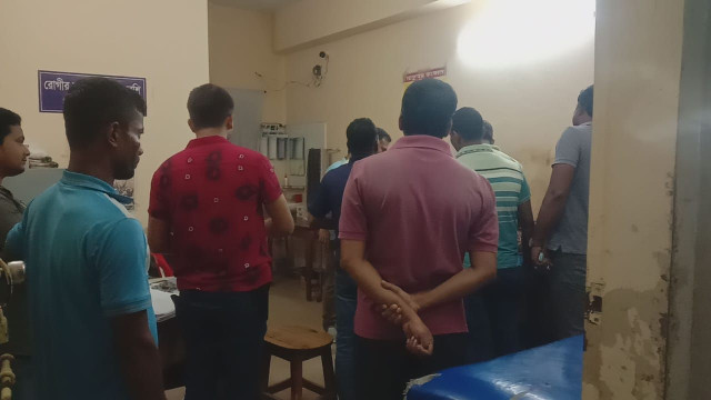 গোমস্তাপুরে আসামি আটক করতে গিয়ে হামলায় ৪ পুলিশ  সদস্য আহত