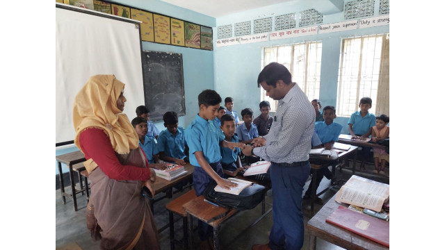 নাচোলে এলাইপুর  সরকারি প্রাথমিক বিদ্যালয়ে নেইলকার্টার বিতরণ