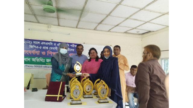 চাঁপাইনবাবগঞ্জে কৃতি শিক্ষার্থীদের সংবর্ধনা শিক্ষা বৃত্তি প্রদান
