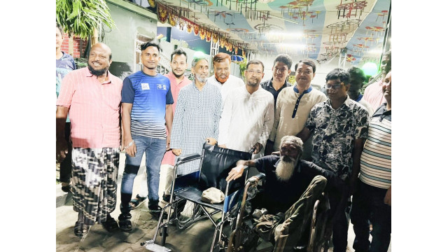 অসহায় কুরবান আলীকে হুইল চেয়ার প্রদান করলেন মেয়র মোখলেসুর