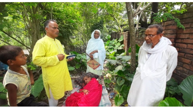  বৃদ্ধা মাকে রাস্তায় রেখে চলে গেলেন ছেলে- বৃদ্ধার দায়িত্ব নিয়েছেন  আব্দুল হাকিম
