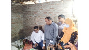 সেই বৃদ্ধা মর্জিনা বেগম (টুনি বেওয়া)’র পাশে   জেলা প্রশাসক এ কে এম গালিভ খাঁন