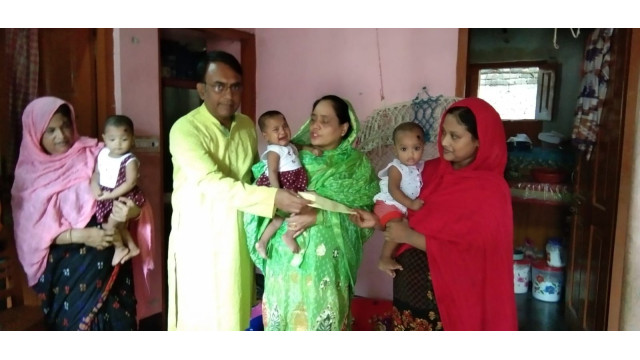 অসচ্ছল পরিবারে জন্ম নেওয়া যমজ তিন বাচ্চার পরিবারের পাসে ডা. গোলাম রাব্বানী