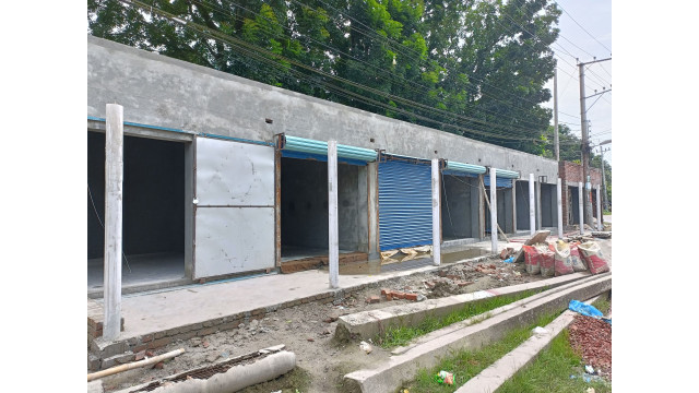 চাঁপাইনবাবগঞ্জ জেলা পরিষদের রাস্তা শ্রেণিভুক্ত জমিতে অবৈধ মার্কেট নির্মাণ
