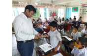 গোবরাতলা  সরকারি প্রাথমিক  বিদ্যালয় পরিদর্শন অতিরিক্ত জেলা প্রশাসকের-নেইলকার্টার বিতরণ