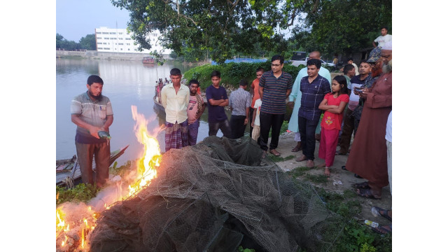 অবৈধভাবে মাছ ধরার অভিযোগে  কারেন্ট জাল আটক, জরিমানা
