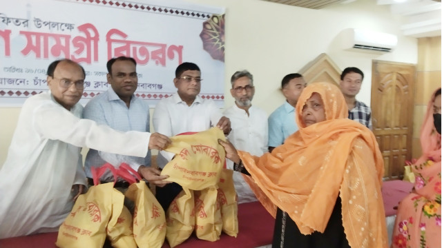 ঈদের খাদ্য সামগ্রী বিতরণ করল চাঁপাইনবাবগঞ্জ ক্লাব