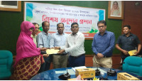 দুস্থদের অর্থ সহায়তা দিল চাঁপাইনবাবগঞ্জ জেলা প্রশাসন