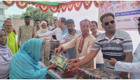 পবিত্র ঈদুল ফিতর উপলক্ষে এরফান গ্রুপের শাড়ি লুঙ্গি ও থ্রিপিস বিতরণ