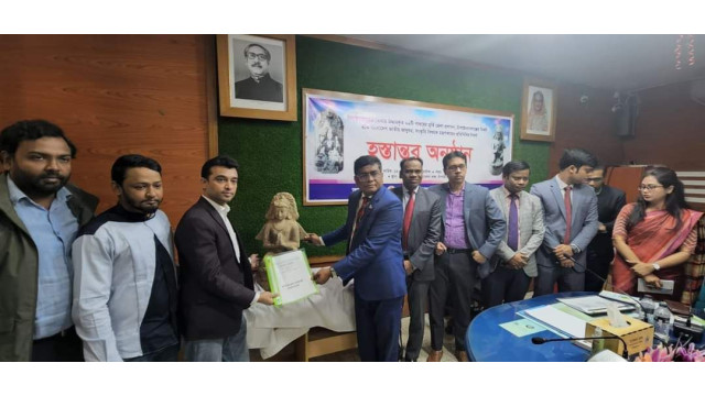 ভোলাহাট থেকে উদ্ধার হওয়া মূর্তি দুটি জাতীয় জাদুঘরে হস্তান্তর