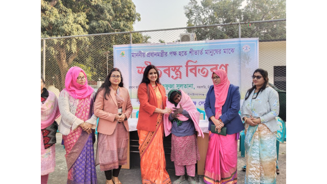 চাঁপাইনবাবগঞ্জে লেডিস ক্লাবের শীতার্তদের  মাঝে কম্বল বিতরণ 