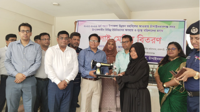 চাঁপাইনবাবগঞ্জে ব্যস্ত দিন পার করলেন বিভাগীয় কমিশনার