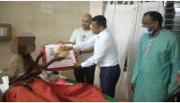 সন্তান প্রসব করা অসহায় নারীর পাশে জেলা প্রশাসক-চিকিৎসাসহ আবাসন ব্যবস্থা করা হবে
