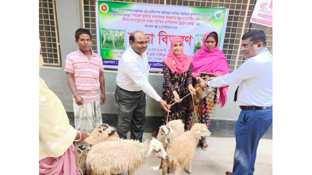 গোমস্তাপুরে দিনভর নানা কর্মসূচিতে ব্যস্ত সময় পার করলেন জেলা প্রশাসক