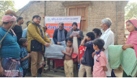 পদ্মার ভাঙন কবলিত এলাকায় কম্বল বিতরণ