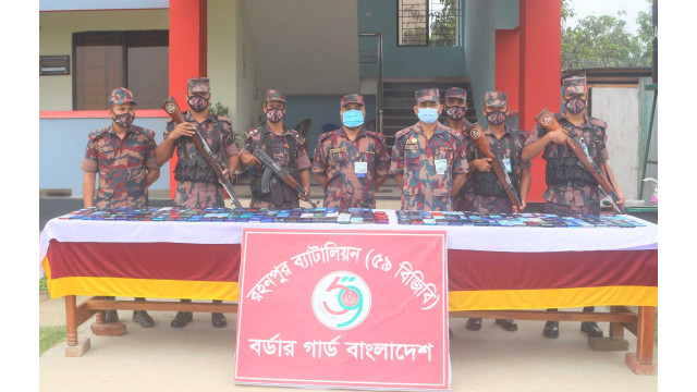 শিবগঞ্জ সীমান্তে বিজিবির ৩৩৭টি মোবাইল ফোন সেট উদ্ধার 