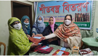 চাঁপাইনবাবগঞ্জে ওয়েল ফেয়ার ক্লাবের আয়োজনে প্রতিবন্ধী ছাত্র-ছাত্রীদের অভিভাবকদের মাঝে চাদর বিতরণ