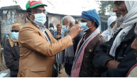 করোনা প্রতিরোধে পৌরসভার ৪ নং ওয়ার্ডে ডা. রাব্বানীর মাস্ক বিতরণ 