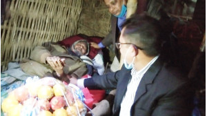  গোমস্তাপুরে অসহায় বীর মুক্তিযোদ্ধা নসিমুদ্দীন নসুর দায়িত্ব নিলেন প্রধানমন্ত্রী 