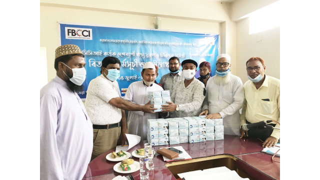 চাঁপাইনবাবগঞ্জ পৌরসভার বিভিন্ন জামে মসজিদে চেম্বারের মাস্ক বিতরণ